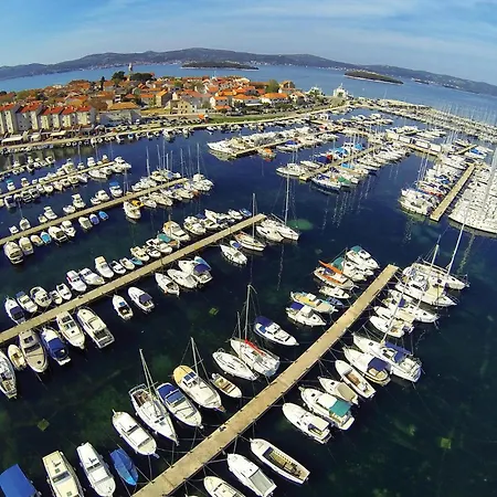 Lägenhet Beautiful In With Wifi Biograd Na Moru